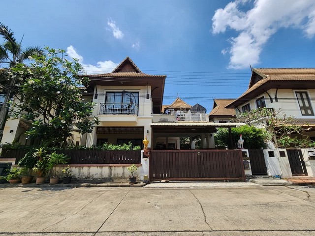  รหัสทรัพย์ (Code ID) :  PTT-26-B13667  ราคา   9,680,000 บาท (ราคาต่อรองได้) ▸ เนื้อที่   78.70 ตร.ว  พื้นที่ใช้สอย 285 ตารางเมตร   ▸ - ห้องนอน - ห้องน้ำ    ▸ 1 ที่จอดรถ   บ้านเดี่ยวหันไปทางทิศ   พิกัดทรัพย์ :     https://maps.app.goo.gl/kTnHSZe2pfKAgsqB7  สถานที่ใกล้เคียง ▸ใกล้เซ็นทรัล รัตนาธิเบศร์ ▸ใกล้เอสพลานาด ซีนีเพล็กซ์ งามวงศ์วาน-แคราย ▸ใกล้โรงพยาบาลแบงค็อก เมนทัล เฮลท์ ▸ใกล้โรงเรียนเบญจมราชานุสรณ์  สอบถามเพิ่มเติม / นัดชม โ�