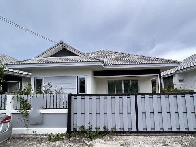    ขาย บ้านเดี่ยว โครงการ เดอะ แกรนด์ อมตะ ถนน สายพานทอง-บ้านบึง  ซอย 17 ถนน สายพานทอง-บ้านบึง ต.มาบโป่ง อ.พานทอง จ.ชลบุรี  ราคา 1,886,000 บาท (ต่อรองราคาได้เยอะมาก สนใจติดต่อเลย)  รายละเอียดบ้าน - เนื้อที่ 52 ตร.ว. -  3 ห้องนอน 2 ห้องน้ำ  -  1 ที่จอดรถ  พิกัดบ้าน https://maps.app.goo.gl/qakcicisCwfoYe178  สถานที่ใกล้เคียง   - ดูโฮม ชลบุรี - โรบินสันไลฟ์สไตล์ ชลบุรี - แม็คโคร ฟู้ดเซอร์วิส อมตะนคร - แม็คโคร อมตะนคร 2  รหัส�