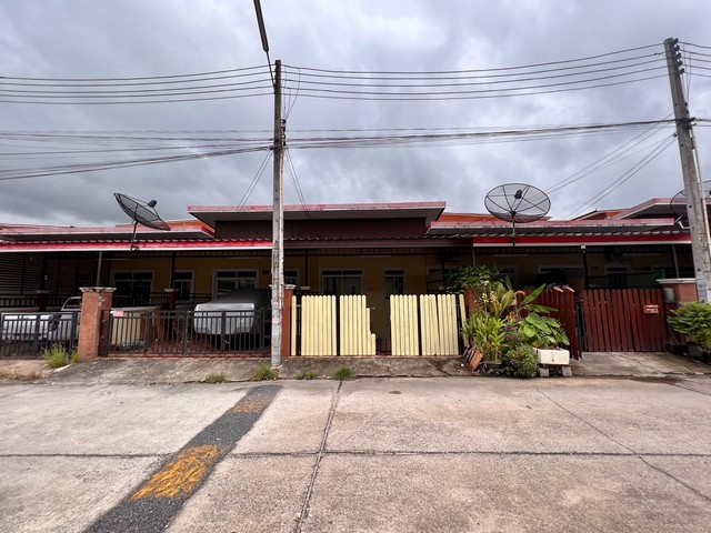    ขาย ทาวน์โฮม โครงการ เทพประทานพร 9    ซอย เทพประทานพร 7 ถนน โป่งสะเก็ด  ต.บ่อวิน อ.ศรีราชา จ.ชลบุรี  ราคา  990,000 บาท (ต่อรองราคาได้เยอะมาก สนใจติดต่อเลย)  รายละเอียดบ้าน - เนื้อที่ 22.5 ตร.ว. - 3 ห้องนอน 1 ห้องน้ำ   - 1 ที่จอดรถ   สถานที่ใกล้เคียง   - โรงเรียนสวนกุหลาบวิทยาลัย ชลบุรี - เมกาโฮม บ่อวิน - นิคมอมตะซิตี้  รหัสทรัพย์ (Code ID)  : PJ-26-CIMB 0776   สอบถามเพิ่มเติม / นัดชม โทร. 096-932-4624(ออมสิน) โทร. 097-419-5982(พล