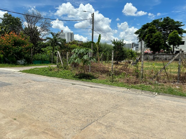 ขายที่ดินงามวงศ์วาน 18 ซอยจุฬาเกษม ขนาด 418 ตารางวา หลังเดอะมอลล์งามวงศ์วาน ที่ดินสี่เหลี่ยมสวย หน้ากว้างประมาณ 45 เมตร, ด้านหลังประมาณ 46 เมตร, ลึกซ้ายประมาณ 35.8 เมตร, ด้านขวาประมาณ 37 เมตรเหมาะปลูกบ้านเดี่ยว ทาวน์เฮ้าส์ ทาวน์โฮม สำนักงาน อพาร์ทเม้น คอนโดมิเนียม*ขายเพียง 37,620,000 บาท*สนใจติดต่อคมกฤช : 084-446-5959Line : kloveee**สถานที่สำคัญใกล้เคียง- จุดขึ้น/ลงทางด่วนศรีรัช, สถานีรถไฟฟ้�