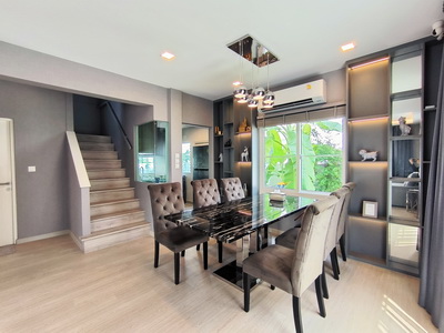 รหัสทรัพย์ : HL#27413 (L084234)บ้านเดี่ยวทำเลใกล้คลับเฮ้าส์ บิ้วอินทั้งหลัง สวยจบ พร้อมเข้าอยู่จึ้งที่สุดใน Villaggio ศรีนครินทร์ — หลังนี้เท่านั้น!บ้านเดี่ยวคุณภาพจาก Land & Housesแบบบ้าน Cozy ฟังก์ชันลงตัว อยู่สบาย ใช้ชีวิตได้ยาวรายละเอียดบ้าน• พื้นที่ใช้สอย 137 ตร.ม.• ที่ดิน 50.3 ตร.ว.• 3 ห้องนอน | 3 ห้องน้ำ• จอดรถ 2 คัน• หันหน้าทิศตะวันตกเฉียงใต้• บิ้วอินทั้งหลัง พร้อมเข้าอยู่ทันทีทำไมห�