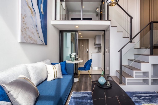 BH3867 ให้เช่าและขาย คอนโด1 ห้องนอน 1 ห้องน้ำ Knightbridge Space Ratchayothin Duplex 2 ชั้นติดต่อAgent คุณบัวโทร 0936464597LINE ID Bua093ให้เช่า 35,000 บาทต่อเดือนราคาขาย 6,200,000 บาทคอนโด Duplex 2 ชั้น ดีไซน์หรู เพดานสูง โปร่งโล่ง วิวเมือง ใกล้ BTS พหลโยธิน 24 ทำเลรัชโยธิน เชื่อมต่อพหลโยธิน ลาดพร้าว และวิภาวดี เหมาะสำหรับไลฟ์สไตล์คนเมืองรุ่นใหม่รายละเอียดห้องคอนโด Duplex 2 ชั้น1 ห้องนอน 1 ห้องน้ำพื้นที่ใช้สอย 38 ตารางเมตรชั้น 32 อา�