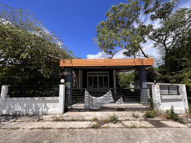    ขาย ทาวน์โฮม โครงการ เดอะเบส โฮม 2   ถนน สายเจ็ดตามูล-วังค้อ  ต.บึง อ.ศรีราชา จ.ชลบุรี  ราคา  2,520,000  บาท (ต่อรองราคาได้เยอะมาก สนใจติดต่อเลย)  รายละเอียดบ้าน - เนื้อที่ 63.9 ตร.ว. -  3 ห้องนอน 2 ห้องน้ำ  -  1 ที่จอดรถ   รหัสทรัพย์ (Code ID)  : PJ-26-CIMB 0371   สอบถามเพิ่มเติม / นัดชม โทร. 096-932-4624(ออมสิน) โทร. 097-419-5982(พลอย) Line : @panaya (มี@ด้านหน้า)  ปรึกษาสินเชื่อฟรี One Stop Service ดูแลตั้งแต่ต้นจนจบเคส บริษัท ปณยาคิดดี จำกัด 