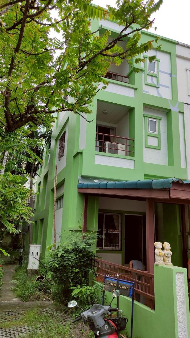 ให้เช่าทาวน์โฮม 3 ชั้น หมู่บ้านแฮปปี้แลนด์แกรนวิลล์ ซอยลาดพร้าว 101 ใกล้ MRT ลาดพร้าว 10ราคาเช่า 18,000 บาท / เดือน ( สัญญาขั้นต่ำ 1 ปี ประกัน 2 เดือน ล่วงหน้า 1 เดือน )ที่ตั้ง ถนนลาดพร้าว ซอยลาดพร้าว 101 แขวงคลองจั่น บางกะปิ กรุงเทพ10240ติดต่อ : คุณภัสพงณ์ 0634098164Line : binkem22https://www.facebook.com/profile.php?id=61581484955548เนื้อที่ 18 ตารางวา จำนวน 3 ชั้น 4 ห้องนอน 3 ห้องน้ำ จอดรถ 2 คันมี 1 ห้องนั่งเล่น 1 ห้องครัว 1 ห้องดาดฟ้า พร้�