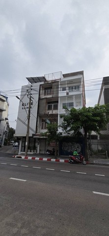 รหัสC7051 ให้เช่าอาคารพาณิชย์ 5ชั้น ริมถนนลาดพร้าว ใกล้MRT ลาดพร้าว เหมาะกับหลายธุรกิจ**ให้เช่า**ราคาเช่า 50,000 บาท/เดือน (ประกัน2 ล่วงหน้า1)สนใจติดต่อโทร : 095-823 9789 คิทLine id : candy.456Line Add Friend : https://line.me/ti/p/rHhjrvhm_zอาคารพาณิชย์ 5ชั้น ริมถนนลาดพร้าว ใกล้ MRT ลาดพร้าว เหมาะกับหลายธุรกิจเนื้อที่ 14 ตารางวา  พื้นที่ใช้สอยประมาณ 224 ตารางเมตรหน้ากว้าง 4 เมตร  ลึก 14 เมตร6 ห้องอเนกประสงค์3 ห้องน้ำ1 ห้องครัว1 ห้อง�