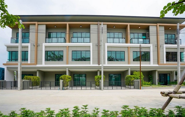 รหัสC7046 ให้เช่าทาวน์โฮม 3ชั้น โครงการPremium Place พรีเมี่ยมเพลส พหลโยธิน-รามอินทรา ถนนเทพรักษ์**ให้เช่า**ราคาเช่า 45,000 บาท/เดือน (ประกัน2 ล่วงหน้า1)สนใจติดต่อโทร : 095-823 9789 คิทLine id : candy.456Line Add Friend : https://line.me/ti/p/rHhjrvhm_zทาวน์โฮม 3ชั้น โครงการPremium Place พรีเมี่ยมเพลส พหลโยธิน-รามอินทราเนื้อที่ 20 ตารางวา  พื้นที่ใช้สอย 170 ตารางเมตร4 ห้องนอน3 ห้องน้ำ1 ห้องรับแขก1 ห้องครัว2 ห้องเก็บของ ที่จอดรถ 2 คันเครื่องปรับ�