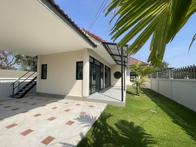 บ้านสร้างใหม่ประเมินเหลือ ๆ บ้านนอกโครงการ แนะนำหลังนี้เลย บ้านห่างจากสนามบิน 10 กม. ห่างจากสะพานป่าแดด 1.3 กม. ห่างจากถนนเลียบน้ำปิง 290 เมตรเดินทางสะดวก เข้าซอยไม่ลึก ในเขตชุมชุน  แต่เงียบสงบไม่พลุกพล่าน มีดาดฟ้าชมวิวดอยสุเทพ น้ำท่วมไม่ถึงนะคะบ้าน 2 ห้องนอน 2 ห้องน้ำ 1 ห้องครัว 1 ห้องทำงาน ห้องโถงโล่งโปรงมองเห็นวิวสนามหญ้า  บนเนื้อที่ 65 ตารางวา พื้นที่ใช้สอย 130 �