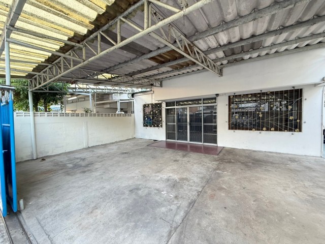 ให้เช่าบ้านเดี่ยว 2 ชั้น ถนน20มิถุนา ใกล้ MRT ห้วยขวาง มี4ห้องนอน2ห้องน้ำ แอร์5เครื่อง เฟอร์ไม่มี ราคาเช่าเดือนละ30,000บาท/เดือน (จดทะเบียนบริษัทได้)รายละเอียด-มี 4 ห้องนอน2ห้องน้ำ-เนื้อที่ 50 ตารางวา-แอร์ 5 เครื่อง เฟอร์ไม่มี-จอดรถได้ 2-3 คัน-เหมาะทำออฟฟิศ / ไลฟ์สดขายของ / หรือพักอาศัย-ใกล้ MRT ห้วยขวาง ห้าง Robinson, the street**รับสัตว์เลี้ยงได้ไม่เกิน3ตัว (ตัวเล็ก/กลาง)****รับจดทะเบียนบริษั�