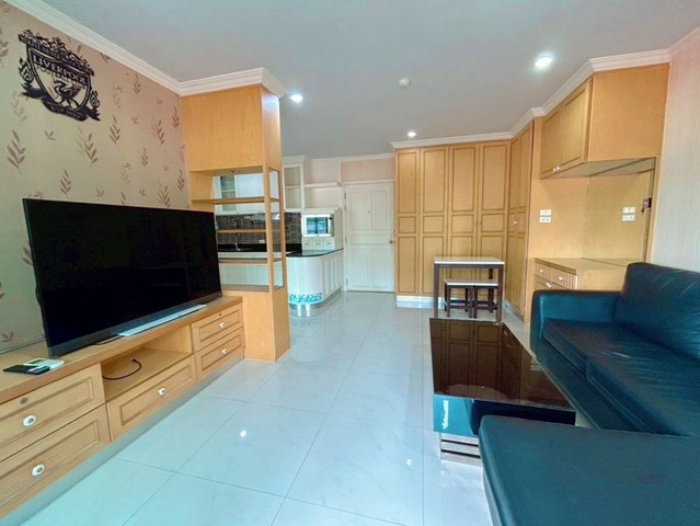 TEL : 092-288 9359 คุณดนิตาLine : https://line.me/ti/p/yxo92dHWP1รายละเอียด : เนื้อที่ขนาด 49.85 ตรม. ชั้น 4 ตึก A วิวดี ลมเย็น1 ห้องนอน 1 ห้องน้ำ1 ห้องครัวแยก 1 ห้องรับแขกเฟอร์นิเจอร์และเครื่องใช้ไฟฟ้า : - แอร์ 2 ตัว- ทีวี- ตู้เย็น- ตู้เสื้อผ้า- เครื่องซักผ้า- พัดลม- ไมโครเวฟ- กระติกน้ำร้อน- เครื่องปิ้งขนมปัง- โต๊ะกินข้าว- ระบบคีย์การ์ด เข้า–ออกปลอดภัยทำเลดี ใกล้แหล่งงาน และชุมชน- ใกล้โรบินสัน ศรีราชา- ใกล้เจป�