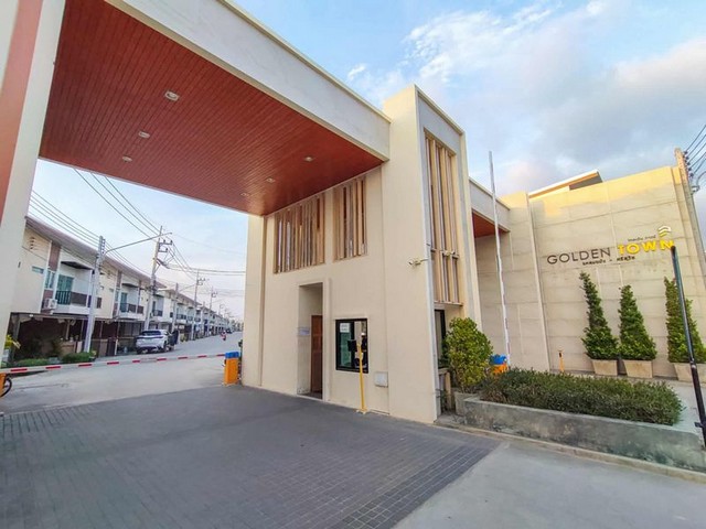 TEL : 092-288 9359 คุณดนิตาLine : https://line.me/ti/p/yxo92dHWP1รายละเอียด : เนื้อที่ขนาด 16.5 ตรง. 2 ห้องนอน 2 ห้องน้ำ 1 ห้องครัว 1 ห้องนั่งเล่น  1 ที่จอดรถของแถม : - แอร์ Daikin Inverter 3 เครื่อง- ผ้าม่านสองชั้นทั้งหลัง (โปร่งแสง และ ทึบแสง)- ปั้มน้ำ และ ถังสำรองน้ำใต้ดิน- เครื่องทำน้ำอุ่น- มุ้งลวด เหล็กดัดทั้งหลัง- ระแนงไม้กันระหว่างหน้าบ้านภายในห้องนอน :- เตียง High Gloss grade- ตู้เสื้อผ้า High Gloss grade- ที่นอน Springmate Pocket Springห้องนั่งเล่น-