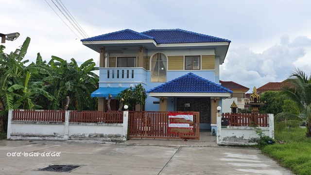 ขายบ้านเดี่ยว 2 ชั้น หลังริม พิกัดใกล้แยกบ้านสวนชลบุรี ตำบลบ้านสวน อำเภอเมือง ชลบุรี ใกล้โลตัสบ้านสวนชลบุรี ใกล้โรงเรียนสารสาสน์วิเทศชลบุรี  - ขนาด 56 ตารางวา 3 ห้องนอน 2 ห้องน้ำ 1 ครัวไทย - ต่อเติมพื้นที่ใช้สอยหลังบ้าน สามารถทำเป็นบ้านน้องแมว ห้องเอนกประสงค์ได้- สามารถทำเป็นห้องนอนสำหรับผู้สูงอายุ หรือทำเป็น Home Office ได้- พื้นที่กว้างขวาง และทำเลที่สะดวกสบาย- ต่�