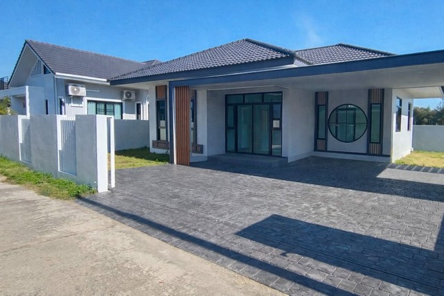 ขายบ้านเดี่ยว ดอยสะเก็ด เชียงใหม่  บ้านนอกโครงการ ใกล้สวนทวีชล ราคาเพียง 2.55 ล้าน บ้านร้องขี้เหล็ก อ.ดอยสะเก็ด จ.เชียงใหม่บ้านเดี่ยวทำเลดี ใกล้ธรรมชาติ เดินทางเข้าเมืองสะดวก เหมาะสำหรับอยู่อาศัยจริง หรือซื้อเป็นบ้านหลังแรก ในงบคุ้มค่า หายากในย่านนี้ รายละเอียดบ้านเดี่ยว ดอยสะเก็ดที่ดินขนาด 77 ตารางวาพื้นที่ใช้สอย 135 ตารางเมตร3 ห้องนอน  2 ห้องน้ำ2 ที่จอดรถบ้�