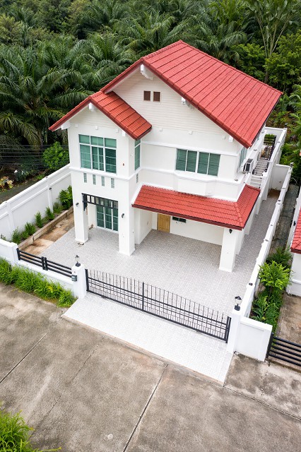 โลตัส ศรีราชา 2.6 กม. เช่าบ้านเดี่ยว 2 ชั้น 3 นอน J Park ศรีราชา 900 ม. 3 น้ำ ทำเลคุณภาพในศรีราชา เดินทางสะดวก 