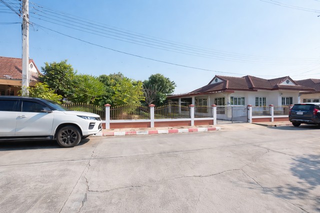 บ้านเดี่ยวชั้นเดียว พร้อมอยู่ ทำเลเมืองสุพรรณบุรีหมู่บ้านยิ่งรวย ตำบลท่าพี่เลี้ยง อำเภอเมือง จังหวัดสุพรรณบุรีบ้านเดี่ยวชั้นเดียว บนพื้นที่กว้าง 90 ตารางวาพื้นที่ใช้สอย 105 ตารางเมตร ออกแบบลงตัว อยู่สบายทุกวัยเหมาะสำหรับครอบครัวที่มองหาความสงบ ความเป็นส่วนตัว และบ้านที่พร้อมเข้าอยู่ทันทีรายละเอียดบ้าน* 3 ห้องนอน* 2 ห้องน้ำ* ห้องครัวแยกเป็นสัดส่วน* บ้าน