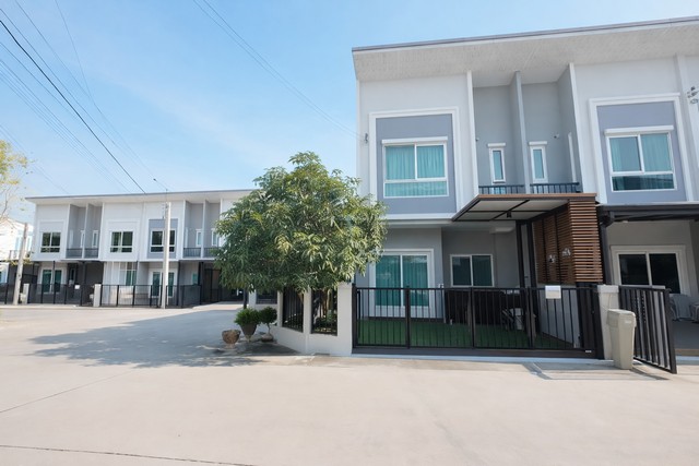 **ขาย / ลงทุน ทาวน์เฮาส์ Casa Waterside พระราม 5**บ้านหลังมุม ต่อเติมครบ พร้อมเข้าอยู่ หรือปล่อยเช่าได้ทันทีทาวน์เฮาส์ขนาด **22.3 ตารางวา**พื้นที่ใช้สอย **97 ตารางเมตร**บ้านหลังมุม โปร่ง โล่ง เป็นส่วนตัว**รายละเอียดบ้าน*** 3 ห้องนอน 2 ห้องน้ำ* ต่อเติมครัวเต็ม ใช้งานได้จริง* บ้านสภาพดี พร้อมเข้าอยู่ ไม่ต้องปรับปรุง* ฟังก์ชันลงตัว เหมาะทั้งอยู่อาศัยและลงทุน**เหมาะสำหรับซื้ออยู่อาศั