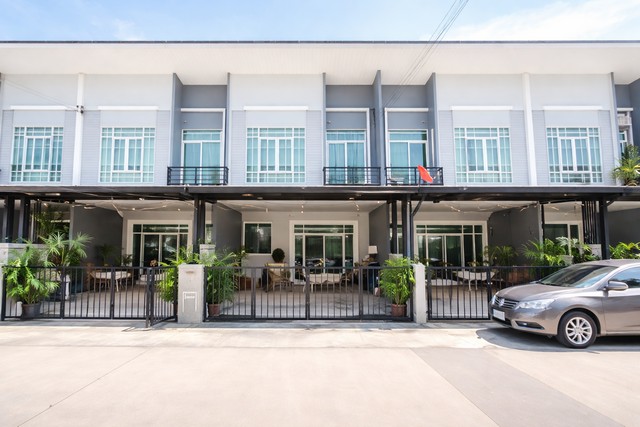 ## ขายทาวน์เฮาส์ 2 ชั้น หมู่บ้านคาซ่า วอเตอร์ไซด์ พระราม 54 ห้องนอน 3 ห้องน้ำ เนื้อที่ 21.2 ตารางวาครัวต่อเติมเต็ม แอร์ครบ เฟอร์นิเจอร์ครบ พร้อมเข้าอยู่ทาวน์เฮาส์ฟังก์ชันใหญ่ รองรับครอบครัวขนาดกลางถึงใหญ่ บ้านสภาพดี ดูแลอย่างดี ซื้อแล้วสามารถเข้าอยู่อาศัยได้ทันที ไม่ต้องต่อเติมเพิ่ม### รายละเอียดตัวบ้าน* ทาวน์เฮาส์ 2 ชั้น* 4 ห้องนอน 3 ห้องน้ำ* เนื้อที่ 21.2 ตารางวา* คร�