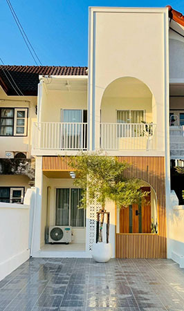 ขายทาวน์เฮ้าส์ ทำเลเจ็ดยอด   บ้านสวยสไตล์โมเดิร์น มินิมอล | เจ็ดยอด  ขายเพียง 4.39 ล้านทำเลดีเหมาะสำหรับลงทุน Airbnb และอยู่อาศัย พร้อมเข้าอยู่ทันที! 3 ห้องนอน | 3 ห้องน้ำ เฟอร์นิเจอร์ บิ้วอินทั้งหลัง ไม่ต้องตกแต่งเพิ่ม ขนาดที่ดิน 28.6 ตารางวาพื้นที่ใช้สอย 120  ตรม. บ้านโปร่ง โล่ง แสงธรรมชาติเข้าดี โซนนิมมาน–เจ็ดยอด ความต้องการเช่าสูงตลอดปี จุดเด่นด้านการลงทุน( การันตรี�