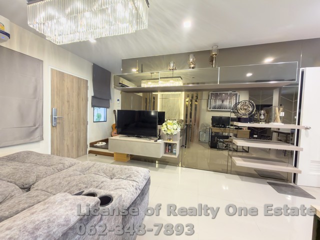 M0408ขายทาวน์โฮม 4 ชั้น นาคนิวาส 48 แต่งหรู Luxury ใกล้ Central Eastville - เดอะ ล็อฟท์ บาย ไอ-เซน (The Loft by I-Zen)สัมผัสประสบการณ์การอยู่อาศัยที่เหนือระดับ บนทำเลศักยภาพใจกลางลาดพร้าว บ้านที่สะท้อนรสนิยมของคุณได้อย่างชัดเจน ตกแต่งครบด้วยวัสดุพรีเมียม พร้อมฟังก์ชันใช้สอยที่ตอบโจทย์ครอบครัวยุคใหม่จุดเด่นที่ไม่ควรพลาด:•ชั้นล่าง/โถงรับแขก: ตกแต่งหรูหราสไตล์ Modern Luxury พร้อมต้อนรับแขกคนส�