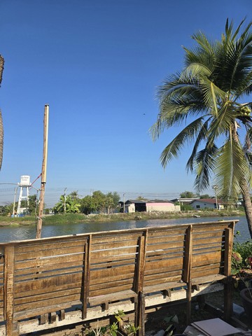 ให้เช่าห้องพักรายวัน/รายเดือน รายปี2026ติดคลองแม่น้ำท่าจีน บรรยากาศอากาศดี 230 ตารางวาช่วงปรับปรุงรีโนเวท#ราคาห้องพักเริ่มที่ 390บาท/วัน •หน้าบ้านติดถนน และติดคลองน้ำยาวจาก จ.กาญจนบุรี สู่แม่น้ำท่าจีน•230ตรว. พื้นที่ใช้สอย400ตารางเมตร ????อยู่บ้านเลขที่21-1หมู่ที่6 ต.บางปลา อ.บางเลน จ.นครปฐม 73130 โลเคชั่นใกล้...•ใกล้ปั๊มน้ำมันปตท. cafe amazon• เซเว่น•ใกล้ดอนตูม•วัดลาดสะแก,วัดบา�