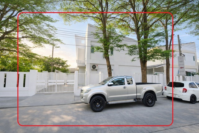 ถนนเทิดราชัน 500ม. 30 ตร.ว. 152 ตร.ม.  แจ้งวัฒนะ ศรีสมาน ใกล้สนามบินดอนเมือง 1.3 กม.  บ้าน 2 นอน 2น้ำ ดอนเมือง ใกล้ 7-11