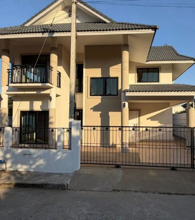 ขาย 3.99 ล้านบาท* บ้าน 2 ชั้น ใกล้แยกรวมโชครีโนเวทใหม่ทั้งหลัง พร้อมเข้าอยู่Central Festival เข้าเมืองง่าย  รายละเอียดบ้าน• บ้าน 2 ชั้น• 4 ห้องนอน | 3 ห้องน้ำ• เนื้อที่ 77.6 ตร.วา• พื้นที่ใช้สอย 212 ตร.ม.. ราคาขายเพียง 3.99 ล้านบาท ค่าโอน คนละครึ่งเหมาะทั้ง อยู่อาศัยเอง / ซื้อลงทุนปล่อยเช่า / เก็บเป็นทรัพย์สินระยะยาว  จุดเด่นทำเล ใกล้แยกรวมโชค ใกล้ Central Festival Chiang Mai ทำเลอำเภอเมือง หายากในงบนี้ เ