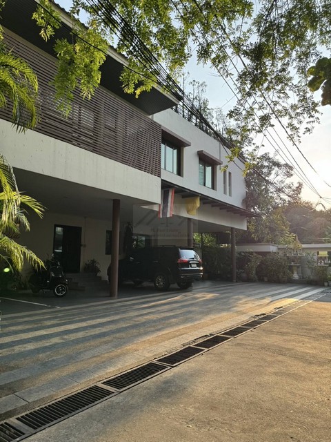 ให้เช่าบ้านศศิดา (Baan Sasida) สุขุมวิท 24 Unit B กว่า 220 ตรม. 3 ห้องนอน บ้านหรูทำเลศักยภาพ ใกล้ BTS พร้อมพงษ์.