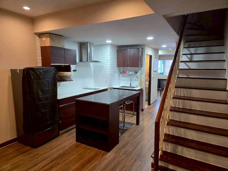 ขายคอนโดมิเนียมชิดลม สมคิดเพลส ซอยสมคิด ราคาดีที่สุดติดต่อ ผึ้งรติ 0619419639 