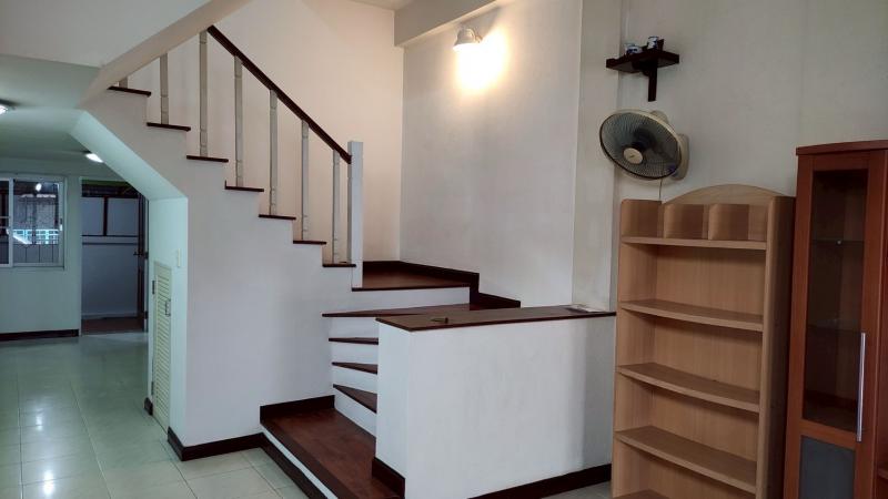 ้ทาวโฮม3ชั้นอยู่ในหมู่บ้านแฮปปี้แลนด์แกรนวิลล์ ซอยลาดพร้าว 101  มี 4ห้องนอน 3ห้องน้ำ