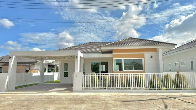 บ้านเดี่ยวใหม่ ทำเลใกล้เชียงใหม่ – ชิดนิคมลำพูนอยู่เองคุ้มค่า | ลงทุนปล่อยเช่าง่าย | ราคาเข้าถึงได้จริง  ราคาเพียง 2.5 ล้านบาทรายละเอียดตัวบ้าน พื้นที่ใช้สอย 120 ตร.ม. ที่ดินขนาด 56 ตร.ว. 3 ห้องนอน | 2 ห้องน้ำ 2 ที่จอดรถ บ้านใหม่ ดีไซน์ทันสมัย ฟังก์ชันลงตัว พร้อมเข้าอยู่ทันที ไม่ต้องต่อเติมเพิ่มจุดเด่นทำเล ใกล้นิคมอุตสาหกรรมลำพูน แหล่งงานขนาดใหญ่ใกล้ตลาด ร้านอาหาร �