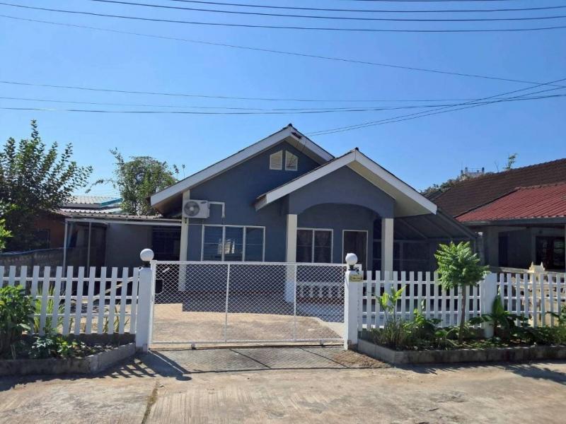 ขายบ้านเดี่ยว 1 ชั้น อยู่ในหมู่บ้านฝ้ายคำแลนด์ ซอย 22 ใกล้ตลาดสันป่าฝ้าย อำเภอเมือง จังหวัดลำพูน