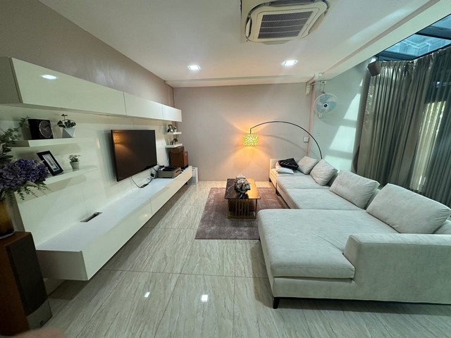 ขาย/ให้เช่า บ้านเดี่ยว หมู่บ้านมัณฑนา พระราม 9-ศรีนครินทร์บ้านว่าง ตกแต่งพร้อมเข้าอยู่ที่ตั้ง ถนน กรุงเทพกรีฑา7 แขวงหัวหมาก บางกะปิ กรุงเทพมหานคร 10240รายละเอียดเนื้อที่ 133.8 ตร.ว. พื้นที่ใช้สอย 350 ตรม-4 ห้องนอน 3 ห้องน้ำ-1 ห้องแม่บ้าน (ห้องน้ำแยก)-2 ห้องครัว 2 ห้องเก็บของ-1 ห้องทำงาน 2 ห้องรับแขก-1 ห้องอเนกประสงค์จอดรถ 4-5 ที่จอดสิ่งอำนวยความสะดวก-พื้นที่ส่วนกลาง-ที่จอดรถ-สว