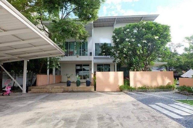 บ้านเดี่ยว 2 ชั้น หมู่บ้านเมืองทองธานีโครงการ 2พร้อมที่ดินเปล่า ทำเลทองเหมาะทำบ้านพักอาศัย หรือ โฮมออฟฟิส มีพื้นที่กว้างขวางรวม 310 ตร.วารายละเอียดบ้านเดี่ยว 2ชั้น 3ห้องนอน 3ห้องน้ำ 1ห้องแม่บ้านพร้อมห้องน้ำมีที่จอดรถกว้างขวางแต่ละห้องมี walkin closetพื้นที่ใช้สอย180 ตารางเมตร ขนาดพื้นที่ 310 ตารางวามีพื้นที่ด้านหน้า ด้านข้างๆ สำหรับต่อเติมการเดินทางสะดวกสบายๆ ใกล้ ๆ