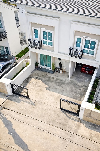 ทาวน์โฮมหลังมุมให้เช่า 3 นอน 2 น้ำ 28 ตร.ว เครื่องใช้ไฟฟ้าครบ 7-Eleven 350 ม. ลาดสวาย.ฟิวเจอร์พาร์ค รังสิต ม.ธรรมศาสตร์ ศูนย์รังสิต 3 กม.