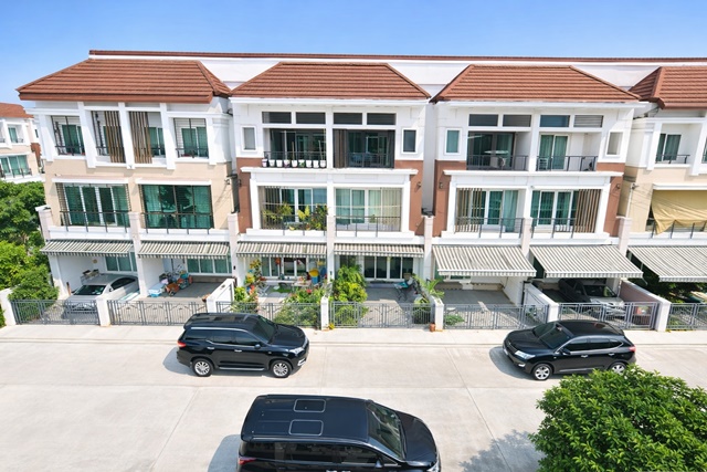 รัชดา เหม่งจ๋าย บ้านกลางเมือง 3 ชั้น สไตล์หรู 4 นอน  ประชาอุทิศ เดอะซีน ทาวน์ อิน ทาวน์ 