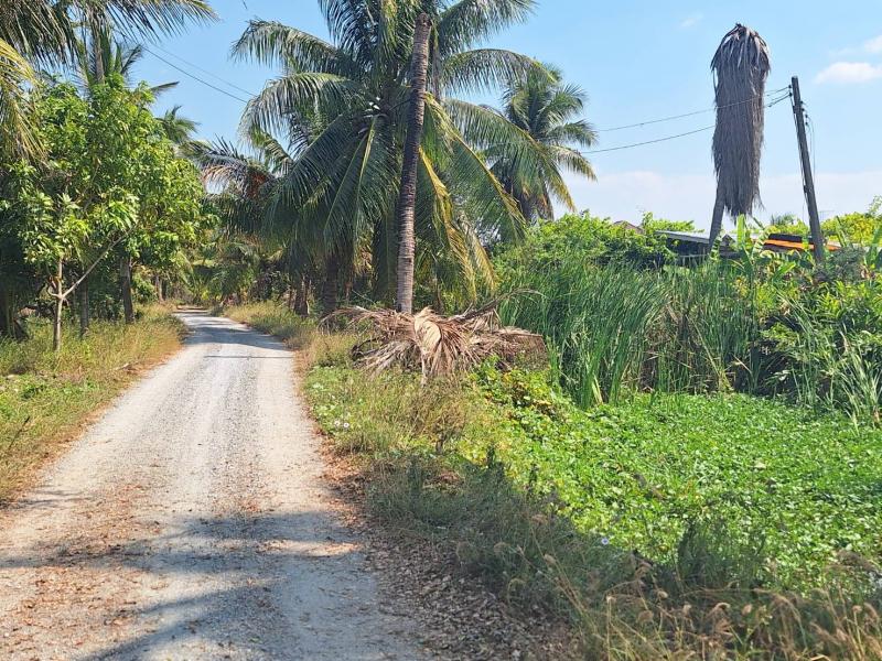 ##ขายที่ดิน 4-0-87 ไร่ อ.ลาดบัวหลวง จ.พระนครศรีอยุธยา, ใกล้ถนนหมายเลข 4009โซน : อ.ลาดบัวหลวง  จ.พระนครศรีอยุธยาที่ตั้ง :  ต.คู้สลอด อ.ลาดบัวหลวง จ.พระนครศรีอยุธยา  13230ลักษณะโดยทั่วไป- ที่ดินเปล่า  ติดถนนหน้าแปลงที่ดิน- เนื้อที่  4-0-87  ไร่,  บรรยากาศร่มรื่น, เป็นส่วนตัว- หน้ากว้าง 58 เมตร ลึก 136 เมตร- มีทางเข้าออกสะดวก สบาย มีระบบสาธารณูปโครครบ น้ำ ไฟ ถนน- ตั้งในแหล่งชุมชน  เดินทางเข้า