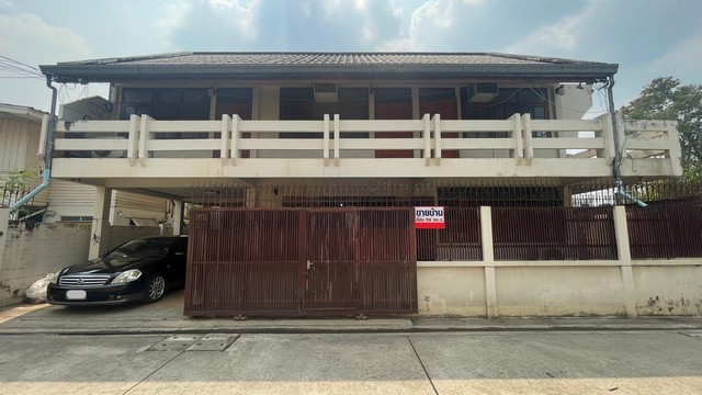 รายละเอียด :-  2 ชั้น- ขนาด 55 ตร.ว. 200 ตร.ม.- 3 ห้องนอน 4 ห้องน้ำ 3 ที่จอดรถ-  ต่อเติมแข็งแรงทั้งบ้านอย่างดีไม่มีทรุด- ต่อเติมโรงรถ , ต่อเติมครัว , ต่อเติมห้องนั่งเล่น- พื้นไม้สักทั้งหลัง , บันไดไม้มะค่าบ้านเดี่ยว รัตนาธิเบศร์ 22 แยก 9 ซอยรัตนาธิเบศร์ 22 ใกล้เซ็นทรัล รัตนาธิเบศร์ ใกล้รถไฟฟ้า บ้านสวยพร้อมอยู่-  หลังนี้เดินท่อน้ำร้อนทั้งบ้าน ใช้แผงทำน้ำร้อนแสงอาทิตย์- หันหน้าท�