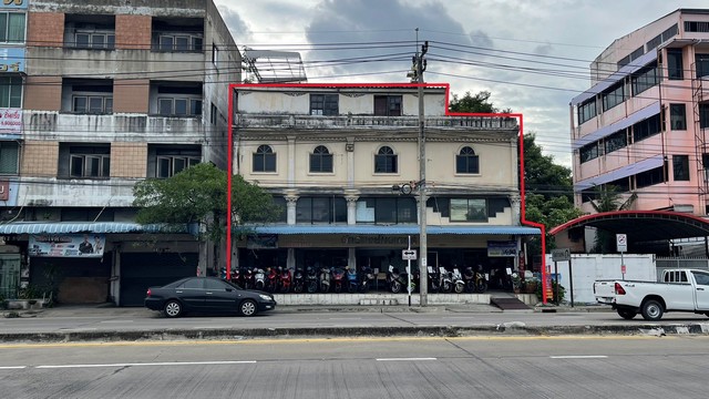 ขายบ้านเดี่ยวติดถนนพิบูลสงคราม 3 ชั้นครึ่ง ใกล้ซอยพิบูลสงคราม 9 บ้านสวยพร้อมอยู่ เหมาะค้าขาย อยู่อาศัย ทำเลดีมากรายละเอียด :- ขนาด 31 ตร.ว. 380 ตร.ม.- สูง 3 ชั้นครึ่ง- 6 ห้องนอน 5 ห้องน้ำ- ต่อเติมอย่างดี (ลงเสาเข็ม)- หันหน้าทิศตะวันออก- ติดถนนพิบูลสงคราม- เหมาะค้าขาย ทำธุรกิจ อยู่อาศัย - ทำเลดีมากทำเลที่ตั้ง :- ติดถนนพิบูลสงคราม- ใกล้ซอยพิบูลสงคราม 9- ตำบลสวนใหญ่ อำเภอเมืองน�