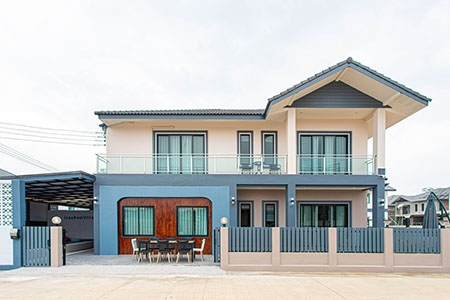 ขายบ้านพูลวิลล่า ใกล้สี่แยกหนองจ๊อม (ลิขิตชีวัน)ใกล้มีโชคพลาซ่า พื้นที่ดิน 80 ตารางวาพื้นที่ใช้สอย 350 ตารางเมตร4 ห้องนอน 1  ห้องทำงาน 5 ห้องน้ำ มี 3 ห้องนอนเป็น master bedroomสระน้ำเกลือพื้นที่ขนาด 4 * 7เมตรความลึกของจะเป็นแบบเนินสโลปจุดที่ลึกที่สุดคือ 150 เมตรเฟอร์นิเจอร์ทั้งหลัง 1 ครัวนอก + 1 ครัวไทย2 ที่จอดรถห้องนั่งเล่น 2 ห้องราคาเช่า 65,000 บาท  สัญญา 1 ปี (+ เงินประกัน 2 เดือน )