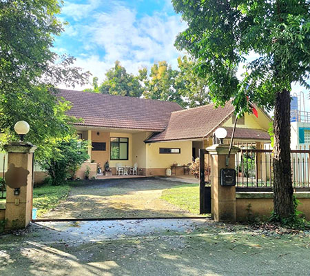 ขาย บ้าน พูลวิลล่า แม่ริม เชียงใหม่ ใกล้โรงเรียนนานาชาติเปรม ,  ใกล้ตลาด อบต.ริมเหนือที่ทำการอำเภอแม่ริม และกาดฝรั่งแม่ริมขายราคา  12.9 ลบ.ที่ตั้งบ้าน  ต.ห้วยทราย อ.แม่ริม จ.เชียงใหม่  บ้านพร้อมที่ดิน มี 2 โฉนด รวม 2 ไร่ 3 งาน ติดกัน สามรถสร้างบ้านเพิ่มหรือต่อเติมได้จำนวนห้องรวม 4 ห้องนอน 4 ห้องน้ำ -ตัวบ้านมี 2 ห้องนอนใหญ่พร้อมห้องน้ำในตัว และ 1 ห้องน้ำในบ้าน-พื้นที่ใช้