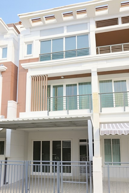 บ้านกลางเมือง 3 ชั้น สไตล์หรู 4 นอน  ประชาอุทิศ เดอะซีน ทาวน์ อิน ทาวน์ รัชดา เหม่งจ๋าย 