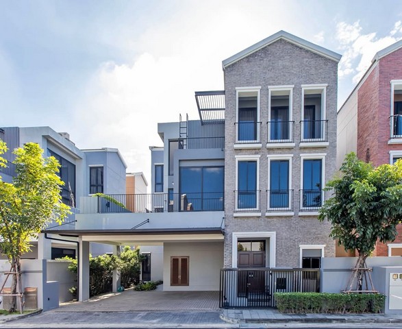 HRE454 ให้เช่าบ้านเดี่ยว3 ชั้น อาร์เทล เอกมัย-รามอินทรา พร้อมอยู่ ใกล้ Central EastvilleArtale Ekkamai-Ramintra เช่าเพียง : 180,000 บาท/เดือนล่วงหน้า1 เดือน ประกัน2เดือน สัญญา1ปีรับชาวต่างชาติ บ้านเดี่ยว 3 ชั้น  เนื้อที่ดิน 55 ตร.ว พื้นที่ใช้สอย 390 ตร.ม. 4 ห้องนอน 6 ห้องน้ำ ห้องนั่งเล่น 1 ห้องครัวบิ้วอิน  ห้องแม่บ้าน + ห้องน้ำแม่บ้าน 1 ห้อง จอดรถได้ 3 คัน ทางทิศเหนือ- เฟอร์นิเจอร์ + เครื่องใช้ไฟฟ้า (TV 3 เครื่อง , ต�