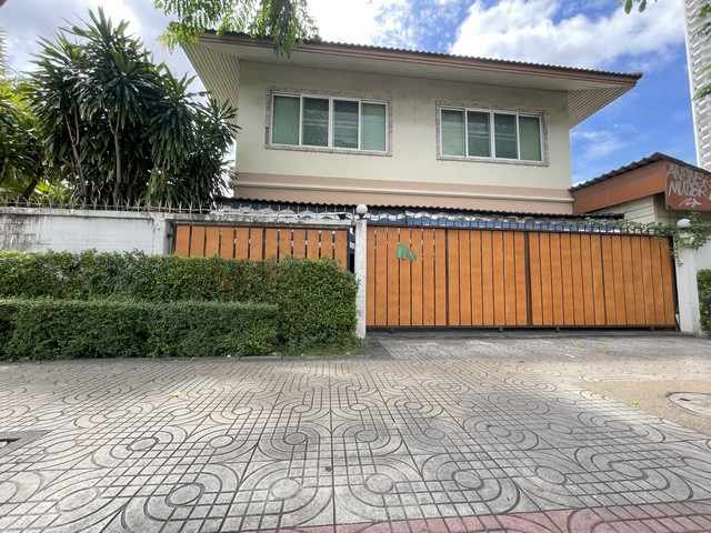 ขาย (เซ้ง) ที่ดิน พร้อมบ้านเดี่ยว 2 หลัง ปากซอยเจริญนคร 19 ทำเลดี แหล่งชุมชน ใกล้ศูนย์ราชการกระทรวงมหาดไทยแห่งใหม่ เดินทางสะดวก (รหัสทรัพย์ที่ : 50042)ที่ตั้ง   ซอยเจริญนคร 19  ถนนเจริญนคร  แขวงบางลำภูล่าง  เขตคลองสาน จังหวัดกรุงเทพรายละเอียดเนื้อที่ดิน  143  ตารางวา  หน้ากว้าง  40  เมตร   ลึก  30 เมตรรูปแปลง สี่เหลี่ยมผืนผ้าติดถนน 2 ด้าน-ด้านหน้า ติดถนนเจริญนคร-ด้านซ้าย ติดถนน�