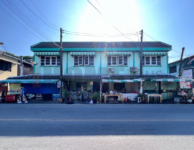 ทาวน์เฮ้า ติดถนน ริมแม่น้ำเจ้าพระยา เมือง ปทุมธานีที่ตั้ง :  ตำบล บางปรอก อำเภอเมืองปทุมธานี ปทุมธานี 12000รายละเอียดทรัพย์ ทาวน์เฮ้าส์ 2 ชั้น 4 คูหาเนื้อที่รวม2 แปลง  46 ตร.ว. (ห้องละ 11.5 ตร.ว.)พื้นที่ใช้สอยรวม 160 ตรม. (ห้องละ 40 ตร.ม.)ห้องนอนรวม 10 ห้อง /(1 คูหา) 2 ห้องห้องน้ำรวม 5 ห้อง /(1 คูหา) 1 ห้อง ติดถนนริมฝั่งแม่น้ำเจ้าพระยาเหมาะลงทุน ปรับปรุงต่อยอดได้ใกล้ 7-11 และร้านอาหารชื่อดัง�