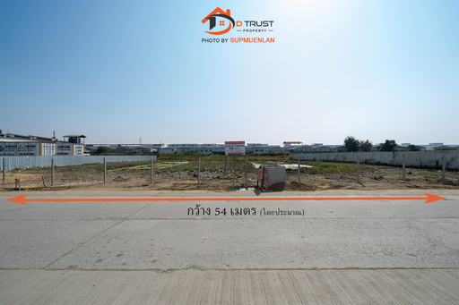 ขาย ที่ดินเปล่า ซอยคิงคอง เทพารักษ์ กม.25 เนื้อที่ 800 ตร.ว. แปลงสวย หน้ากว้าง 54 x 60 เมตร “โดยประมาณ” . “ เหมาะสมสำหรับการใช้ประโยชน์ที่ดินมีดังนี้ ”1. เหมาะทำโกดังสินค้า และคลังกระจายสินค้า (Logistics) ทำคลังสินค้าขนาดเล็ก-กลาง เพื่อกระจายของเข้าสู่กรุงเทพฯ หรือส่งออกไปยังนิคมอุตสาหกรรมในภาคตะวันออก เชื่อมต่อถนนบางนา-ตราด ได้สบาย รถบรรทุกตู้คอนเทนเนอร์วิ่งได้2. โรงงา�
