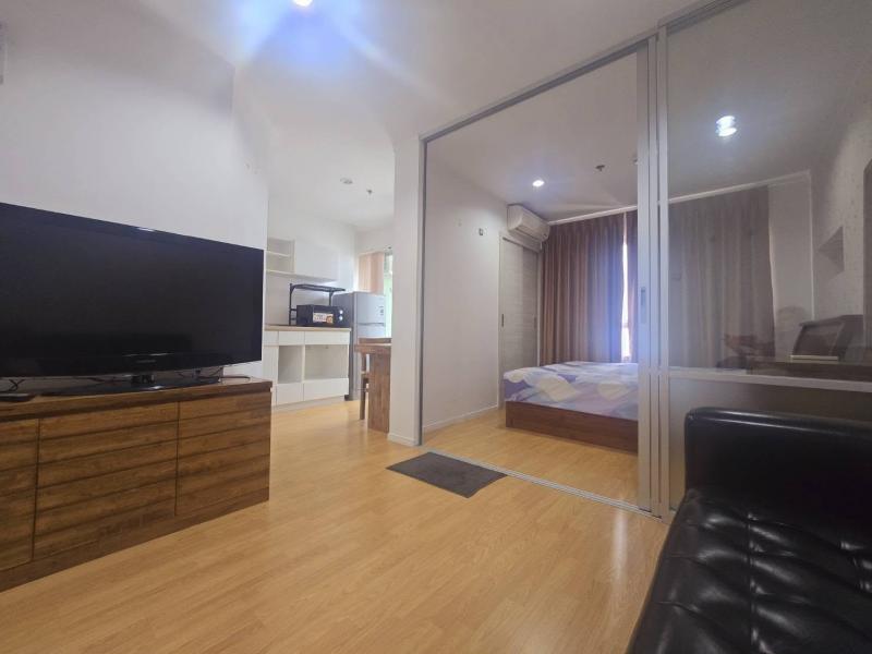 ให้เช่า: ลุมพินี เพลส ศรีนครินทร์ หัวหมาก สเตชั่น  ขนาด 1 ห้องนอน ( 28ตร.ม.) เพียง 9,000 บาท (พร้อมเข้าอยู่) ใกล้ Airport Link เดินทางสะดวกลุมพินี เพลส ศรีนครินทร์หัวหมาก สเตชั่น     อาคาร A ขนาด 1 ห้องนอน 28 ตรม.    เพียง 9,000 บาท /เดือน     เงินประกัน 2 ค่าเช่าล่วงหน้า 1 ( รวม 3 เดือน ก่อนเข้า )  สัญญาเช่า 1ปี    สิทธิ์ที่จอดรถ 1 คัน  ใกล้ Airport Link หัวหมาก 350 ม., ใกล้ทางด่วน (พิเศษศรีรัช ประมาณ 1 กม.)  สถานที่สำคัญใ�