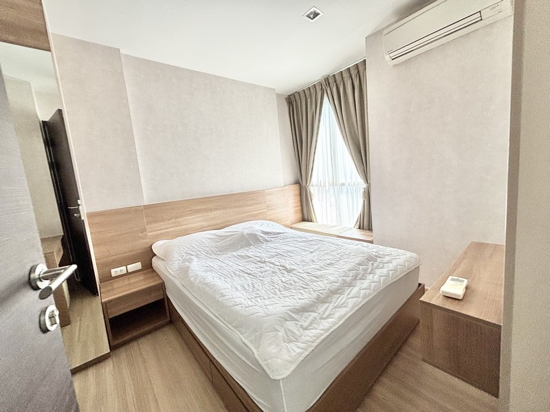 For Rent Rhythm Sathorn21 1bed 1bath size 35sqm 32thFloor Flly Furnished closed to BTS Saphan Taksin ::details::- Area 35 sqm.- 1 bedrooms 1 bathrooms- 32nd Floor- Fully Furnished- closed to BTS Saphan Taksin Rental Rate : 20,000 bath/month::Nearby places::- Robinson Department Store, Bang Rak- Jewelry Trade Center- Asiatique the Riverfront- Silom Complex- Sena Fest Charoen Nakhon- Makro Sathorn- The Up Rama 3- Central Plaza Rama 3- Assumption College- Assumption College (Bang Rak)- Assumption Convent School- Lerdsin Hospital- Saint Louis Hospital********************************สนใจติดต่อ : BTL ESTATE AGENTS 0657095999Line : https://lin.ee/aeKXSB3LINE ID : @379zvtrkTel./Whatsapp : +66-65-709-5999, +66-81-456-1326Email : btlestateagents@gmail.com