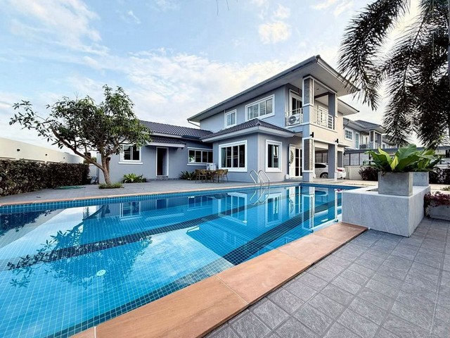 พุลวิลล่าให้เช่า พื้นที่กว้าง ออกแบบหรูหรา สันทราย        