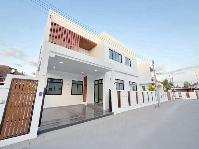 บ้านใหม่ 2 ชั้น สไตล์โมเดิร์น บ้านหลังใหญ่ ทำเลดี มืองเชียงใหม่