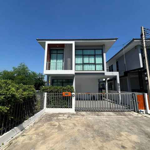 ขายบ้านเดี่ยว โครงการเดอะไลฟ์ อยุธยา บางประอิน ขนาด 41.6 ตร.ว. พื้นที่ใช้สอย 166.4 ตร.ม. 3 ห้องนอน ติดถนนใหญ่ ราคา 4,390,000 บาทบ้านเดี่ยวสไตล์โมเดิร์น เลขที่ 199/156 โครงการเดอะไลฟ์ อยุธยา ตำบลสามเรือน อำเภอบางประอิน จังหวัดพระนครศรีอยุธยา ทำเลดีติดถนนใหญ่ เดินทางสะดวก ขายพร้อมเครื่องใช้ไฟฟ้าและเฟอร์นิเจอร์ครบ เหมาะสำหรับอยู่อาศัยหรือการลงทุน ปัจจุบันมีผู้เช่าอยู่รายล�