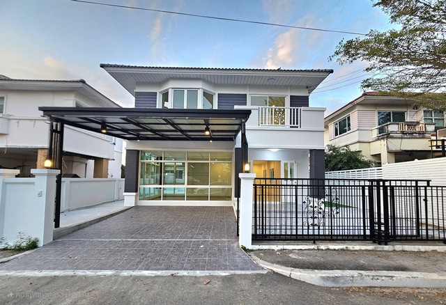 บ้านมือสองรีโนเวทใหม่ หลังใหญ่ คุ้มจริง! มณีรินทร์ เลคแอนด์พาร์ค ราชพฤกษ์–ติวานนท์ (345)เงียบสงบ เป็นส่วนตัว แต่เดินทางสะดวก ติดถนนใหญ่ ใกล้ทางด่วน ศรีสมาน ราคาเพียง 3.99 ล้านบาท!! ฟังก์ชันจัดเต็มที่ดิน 51.9 ตร.ว.พื้นที่ใช้สอย 220 ตร.ม.4 ห้องนอน / 3 ห้องน้ำจอดรถ 2 คันหน้าบ้านหัน ทิศใต้ อยู่สบาย ลมดี ของแถม ฟรีปั๊มน้ำ + แทงค์น้ำ ฟรีค่าใช้จ่ายวันโอน บ้านหลังใหญ่ รีโนเวทใหม่ ร